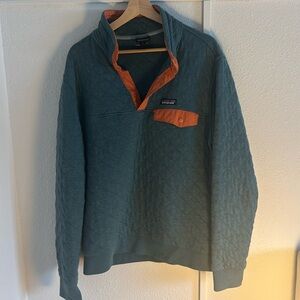 Blue Patagonia quilted pull over.